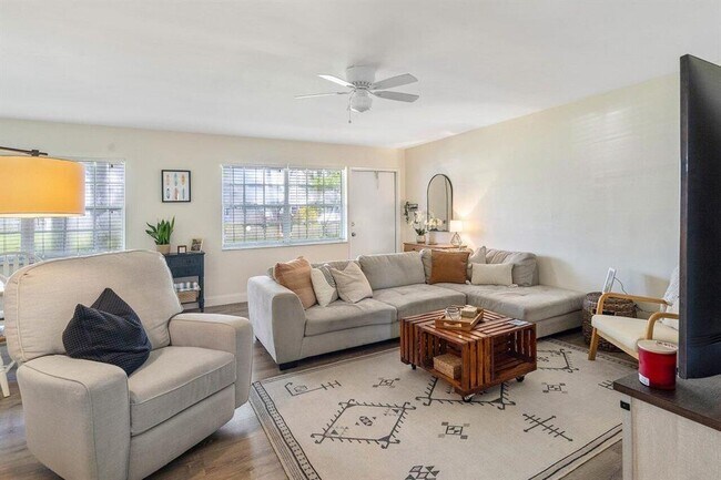 Foto del edificio - 2455 NE 51st St