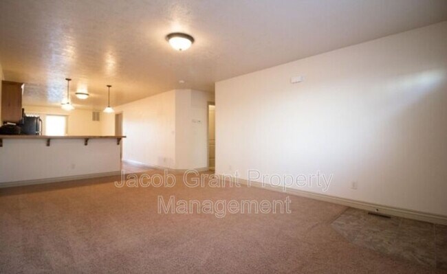 Building Photo - 454 E Center St
