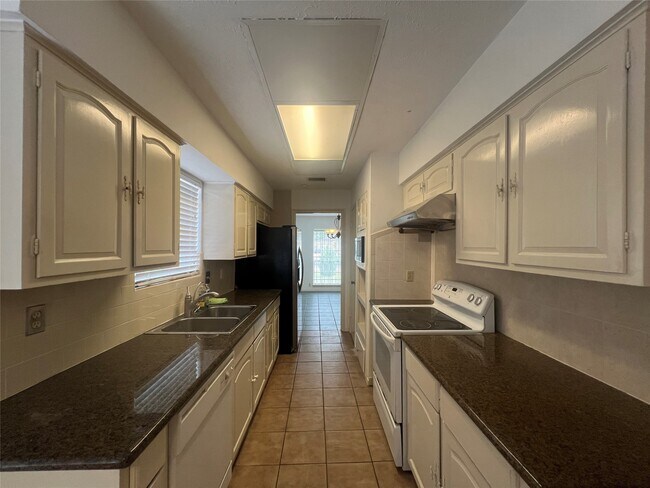 Foto del edificio - 7026 Lacy Hill Dr