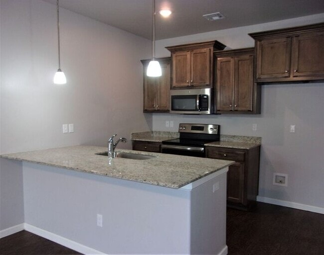 Building Photo - 2 Bed 1 Bath 1 Car Garage Townhome in Del City