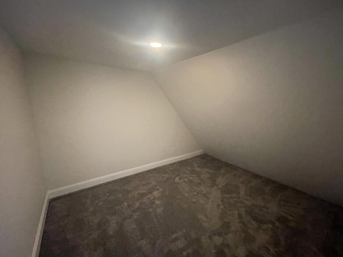 Foto principal - "Spacious 5-Bedroom Gem with 2 Full Baths ...