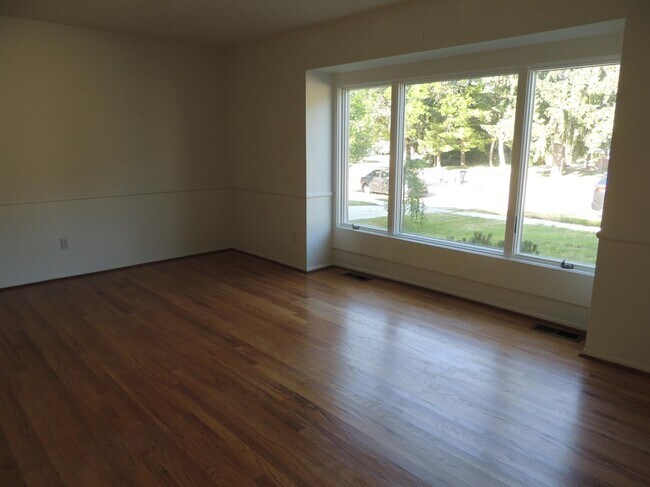 Building Photo - 2098 Yorktown Dr