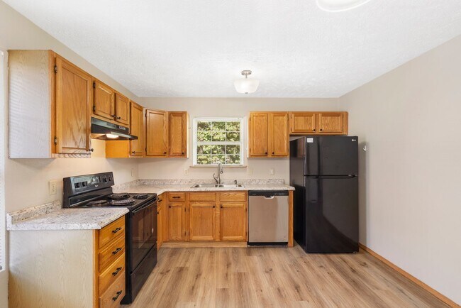 Building Photo - Updated 3 bed/1 bath home! With a 1 car ga...