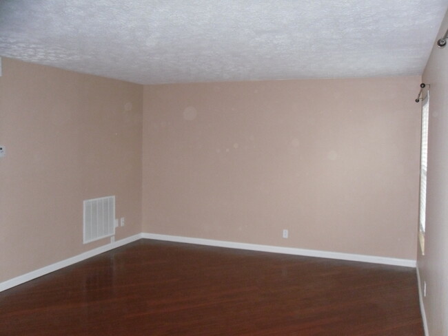 Building Photo - 4000 Anderson Rd, Unit 31
