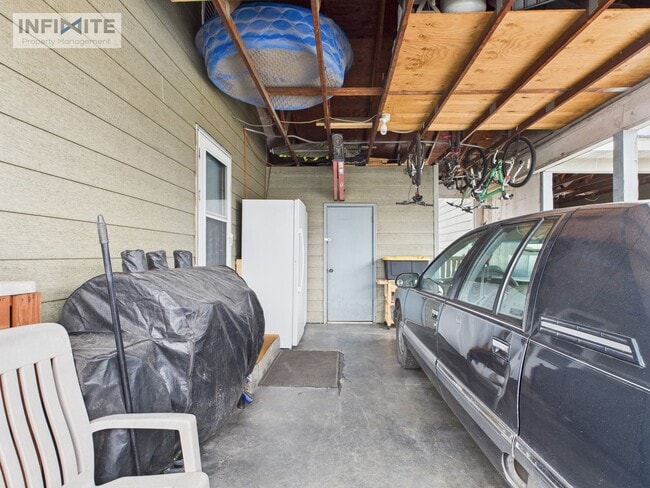 Building Photo - Welcome to this charming 3-bedroom, 1-bathroom home