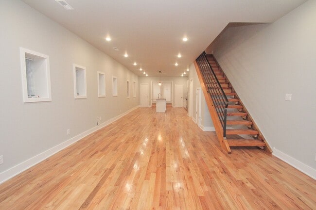 Building Photo - Large Point Breeze Home