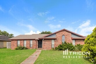 Building Photo - 1901 Castle Dr