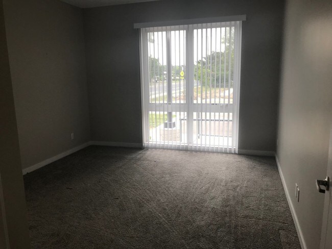Bedrooms - 1649 N Maple Rd