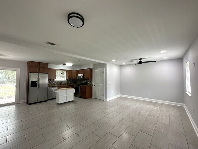 Building Photo - OPEN FLOOR PLAN
