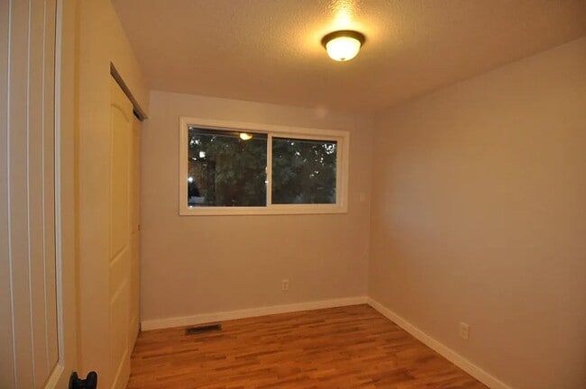Building Photo - Completely renovated 4 bedroom in Kent!