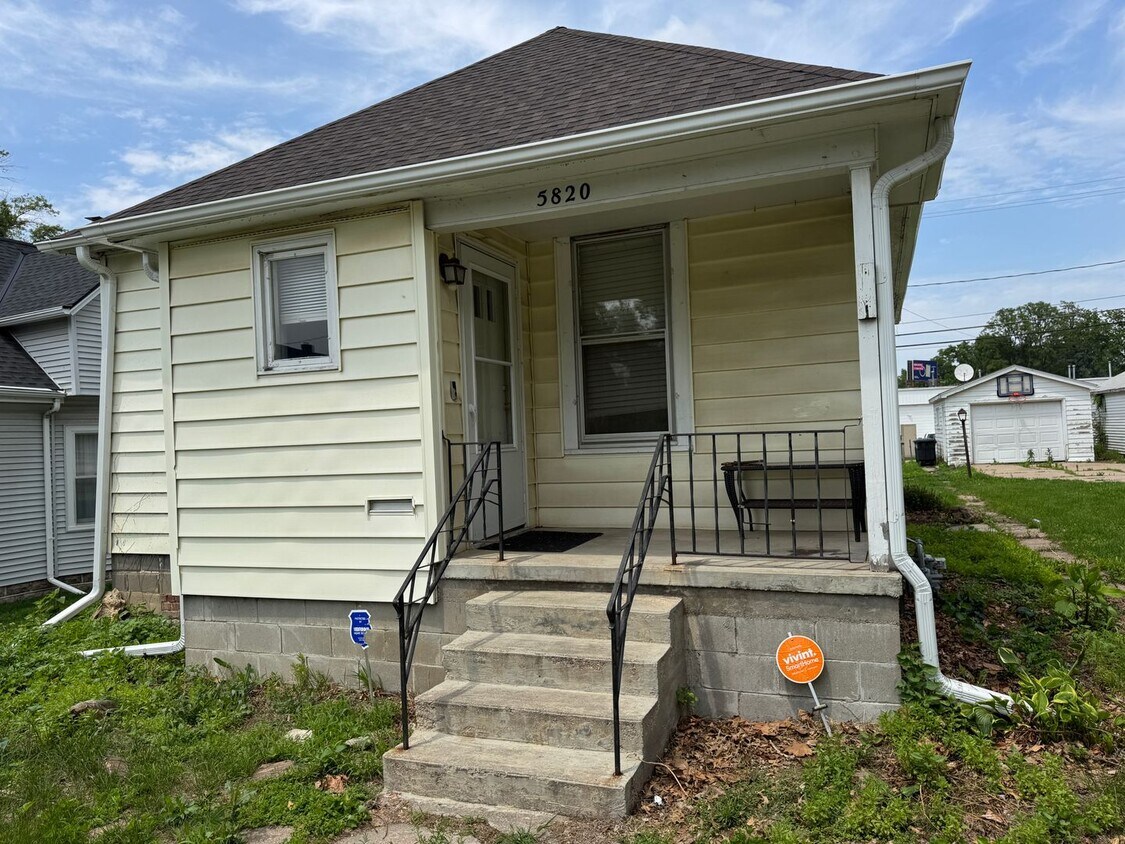 Foto principal - Charming Updated 2-Bed Ranch in the Heart ...