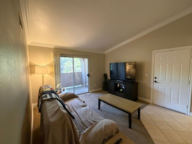 Foto del edificio - A Fantastic and Super Clean 1 Bedroom, 1 Bathroom upstairs unit.