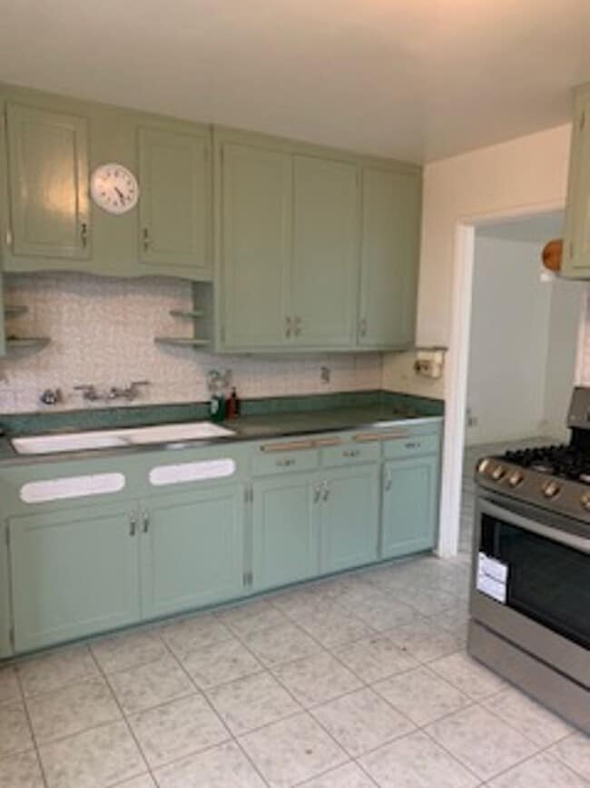 Building Photo - Three Bedroom Single Family Home