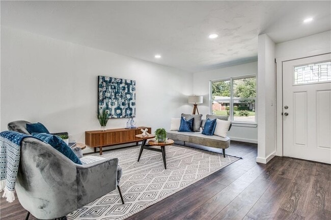 Foto del edificio - 6220 Blarwood Dr