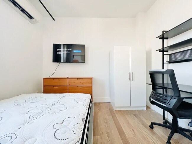 Foto del edificio - Furnished room/NOT APARTMENT