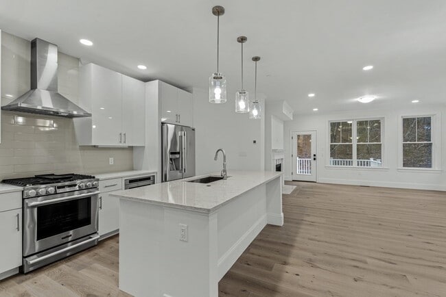 Building Photo - 27 Lily Pond Ln