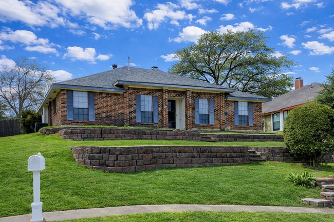 Building Photo - 4 Bedrooms | 2 Bathrooms | 2-Car Garage | Pool | Park-Front Living