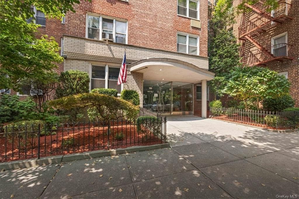 Primary Photo - 4295 Webster Ave