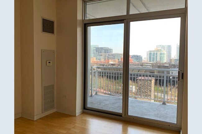 Foto del edificio - 330 W Grand Ave