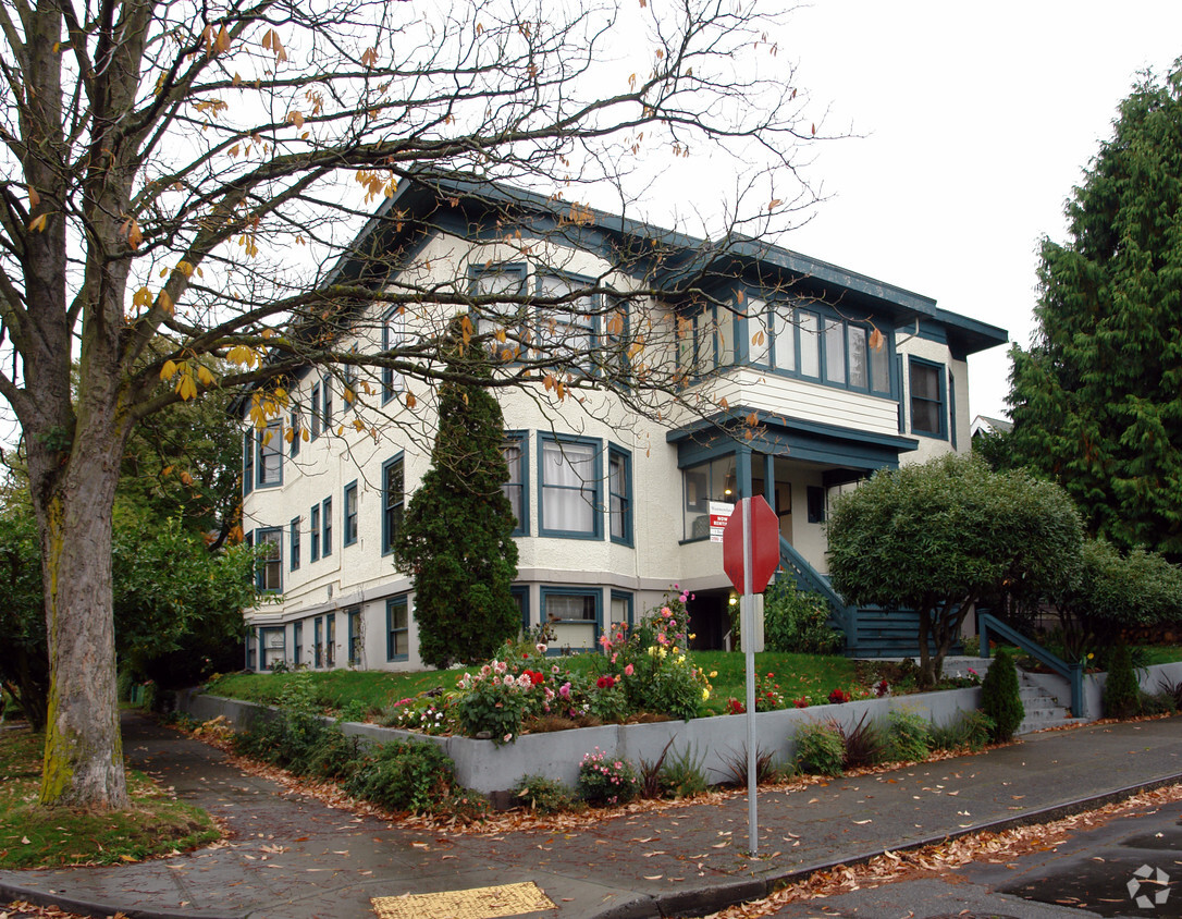 Primary Photo - Westmoreland Apartments