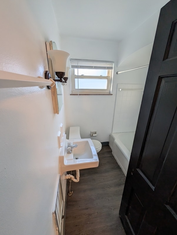 Building Photo - 722 Kenwick Rd