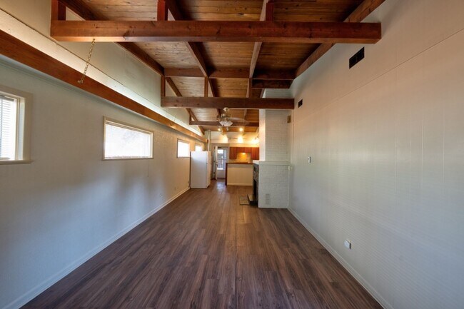 Building Photo - 440