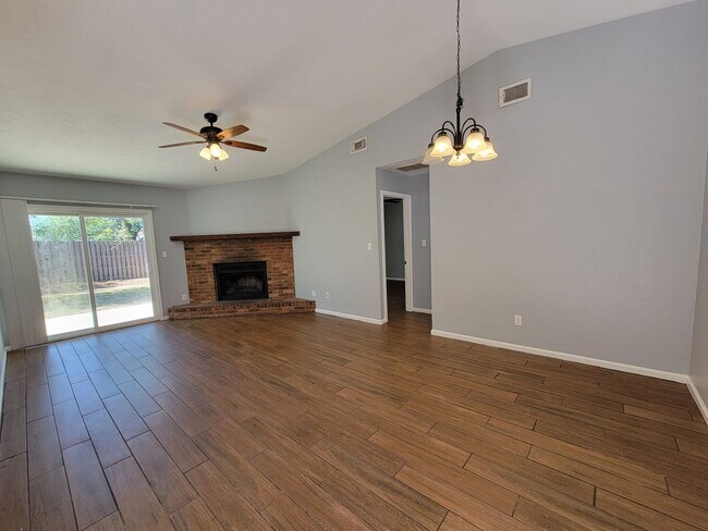 Foto del edificio - 3 bedroom for rent in NE Tallahassee, wood floors, Privacy Fenced yard, available early March 202...