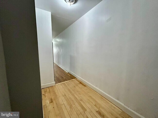 Foto del edificio - 2823 W Girard Ave