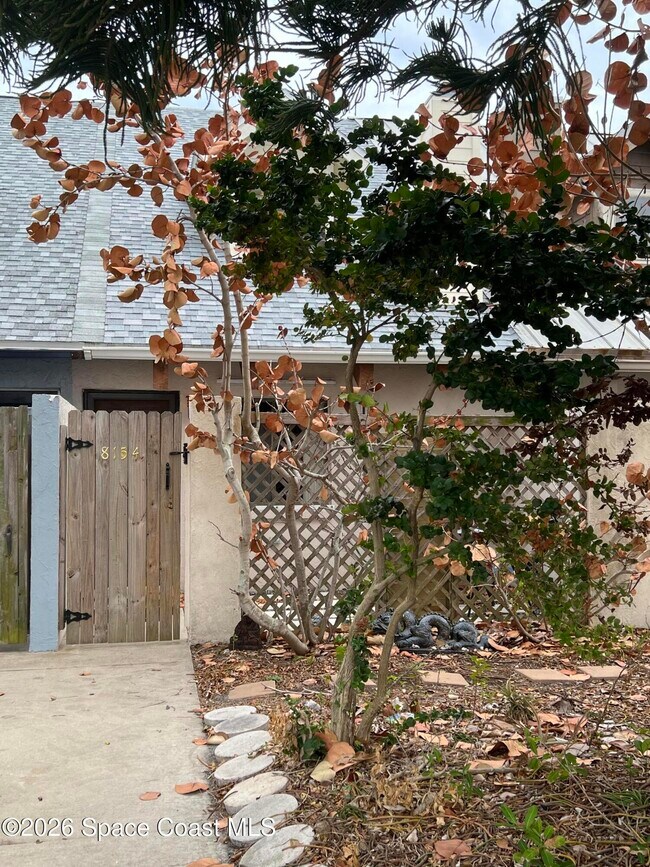 Foto del edificio - 8154 Ridgewood Ave