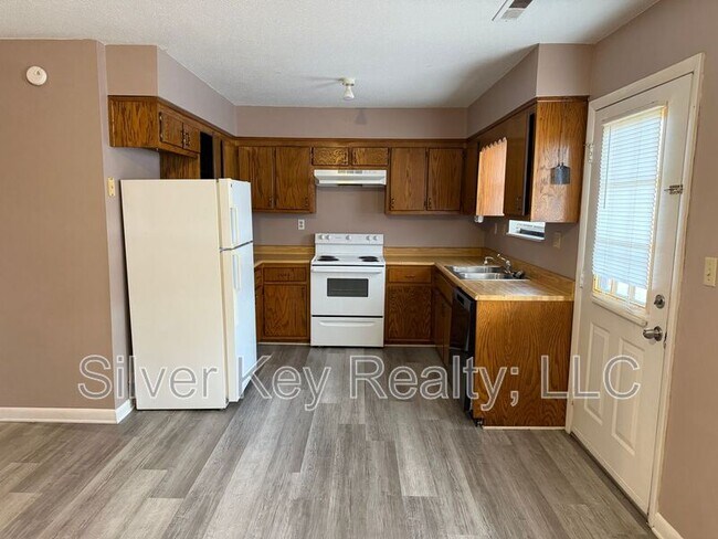 Building Photo - 823 Englewood Rd