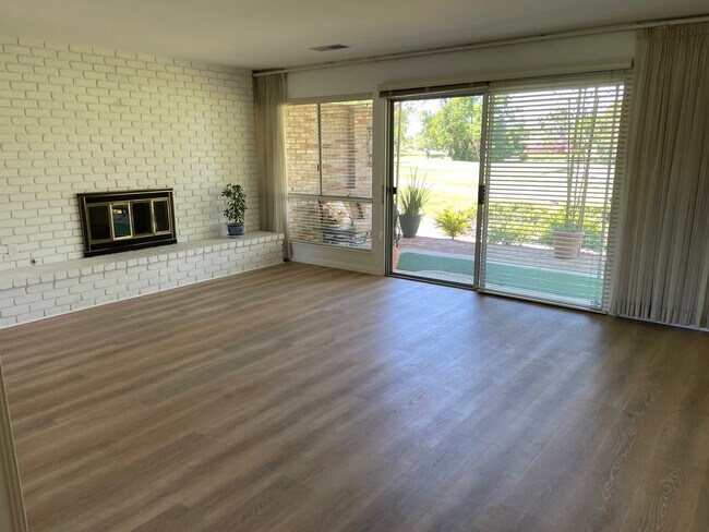 Building Photo - 302 Valley Oaks Dr