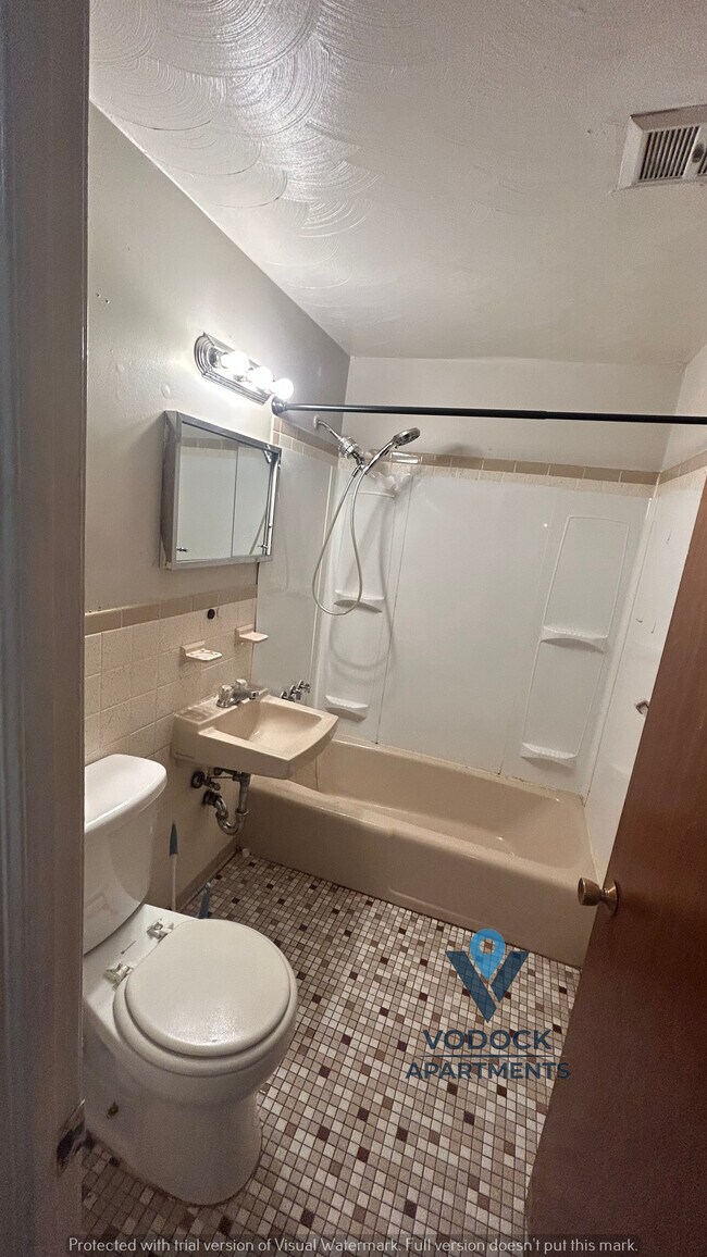 Building Photo - 487 New Britain Ave
