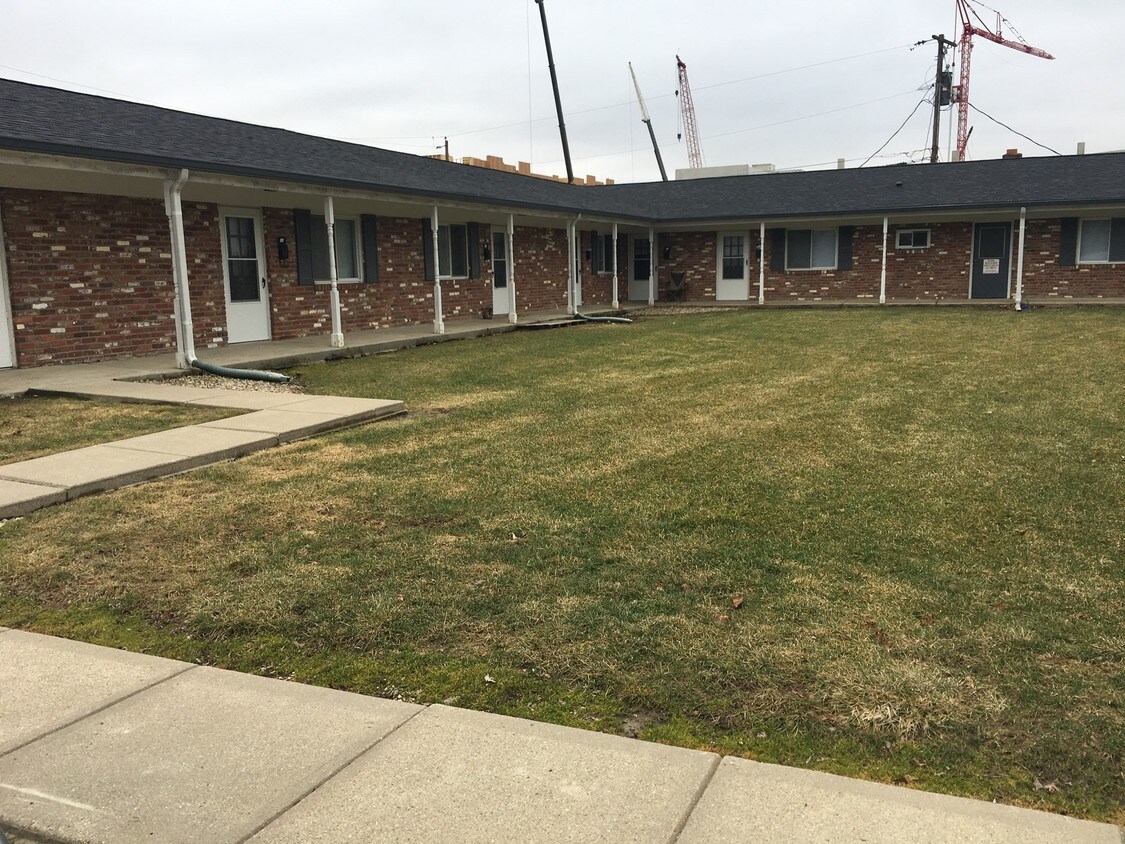 Jefferson Courtyard Apartments - 320 N Jefferson St