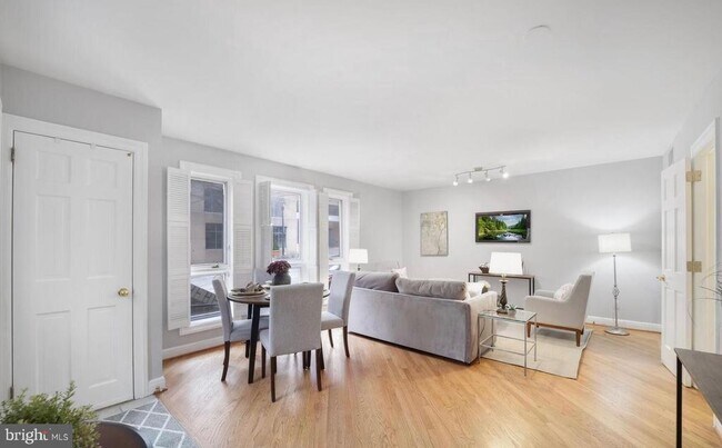 Foto del edificio - 4820 Hampden Ln