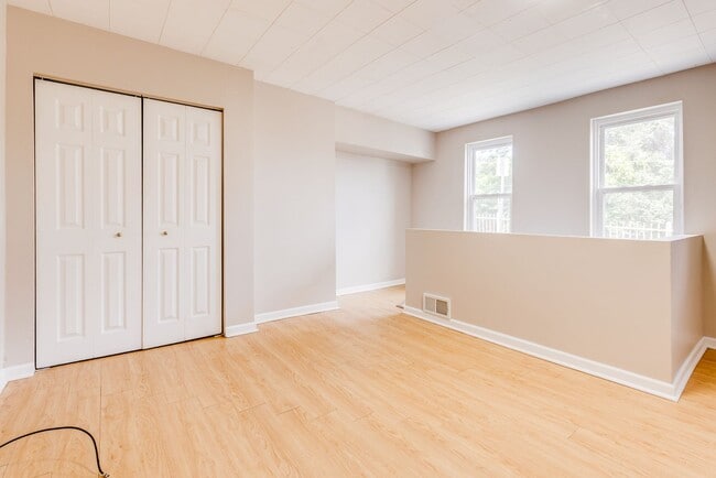 Building Photo - Available August - 3 Bedroom Home in South Side Slopes!