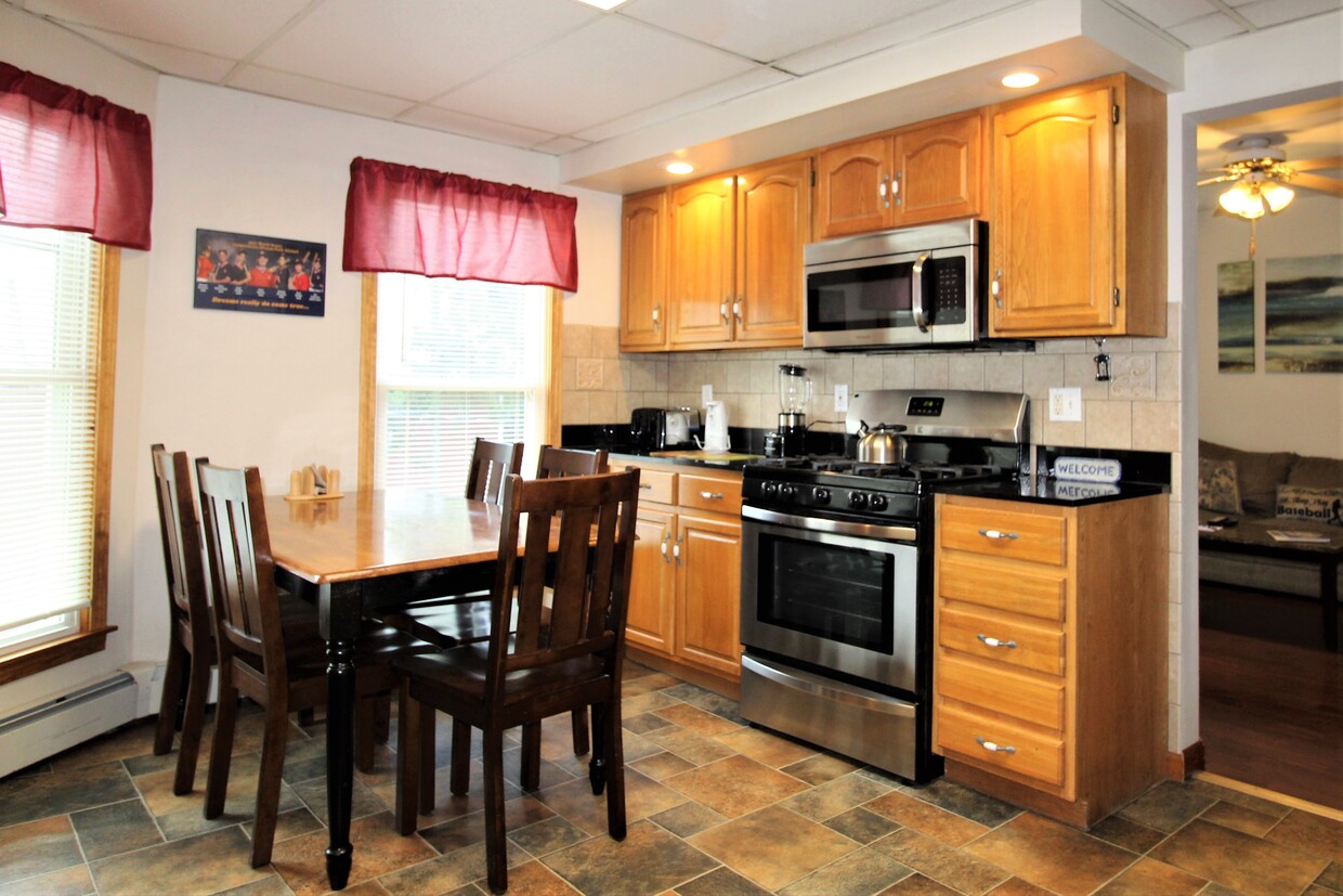 Spacious apartment with eat-in kitchen - 78 Elm St