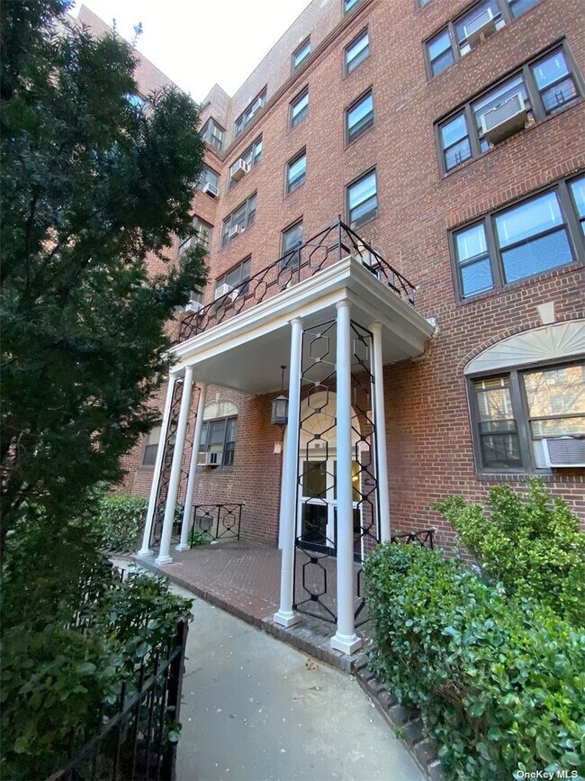 Foto del edificio - 89-11 63rd Dr