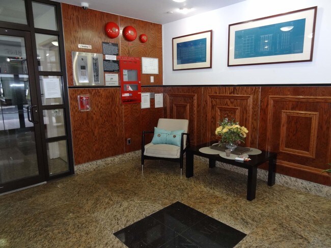 Foto del edificio - 76-18 69th Pl