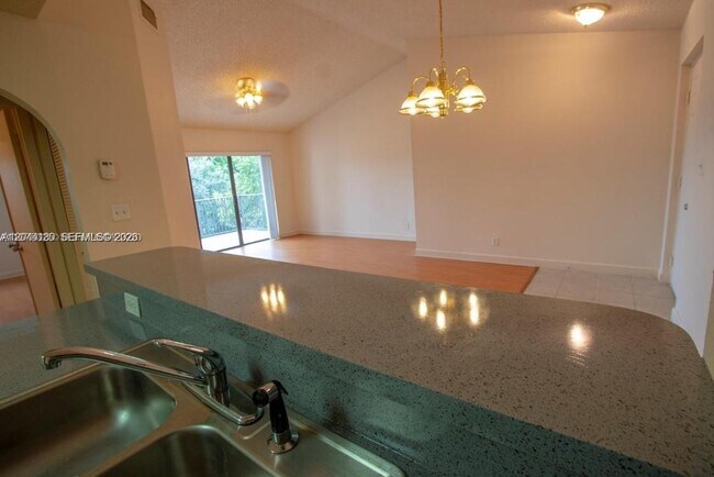 Foto del edificio - 10105 W Sunrise Blvd