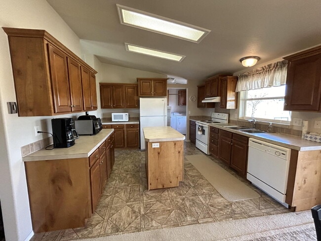 Building Photo - Willow Creek Country Living 3 Bed | 2 Bath...