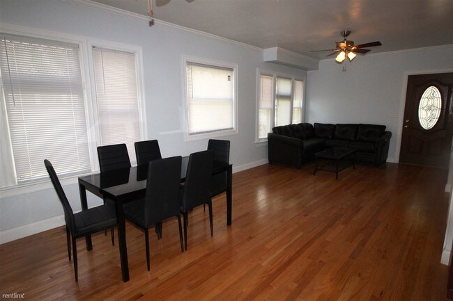 Building Photo - 4 br, 2 bath  - 208 W Ann St # 1 208 W Ann #1