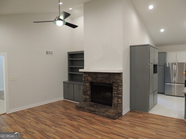 Foto del edificio - 754 Post Rd Ln