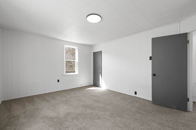 Building Photo - Bright 2 Bedroom home in McKees Rocks Avai...