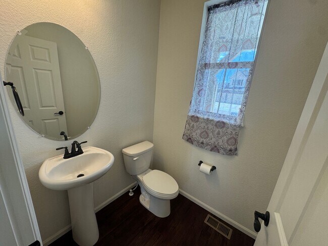 Foto del edificio - Luxury Corner Lot Home in Banning Lewis with Finished Basement, Wet Bar & Designer Upgrades