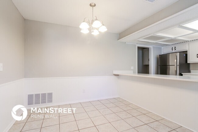 Building Photo - 1113 N Patterson Dr