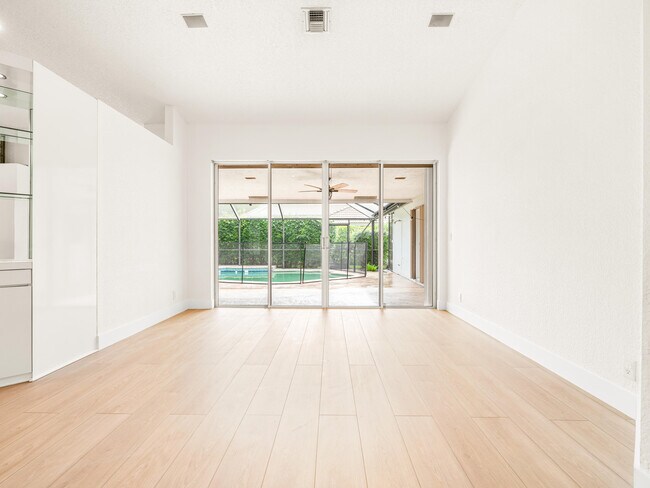 Building Photo - 833 Heron Rd