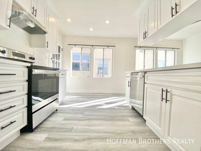 Building Photo - 441 1/2  N Hayworth Ave -A