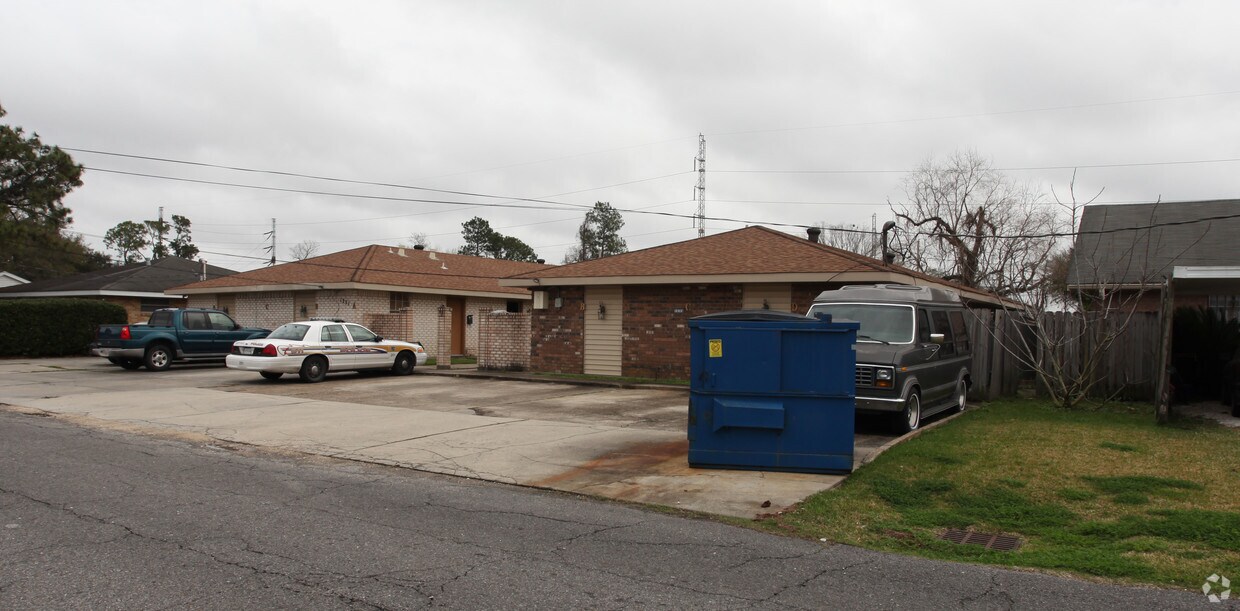 Building Photo - 1231-1235 West Dr