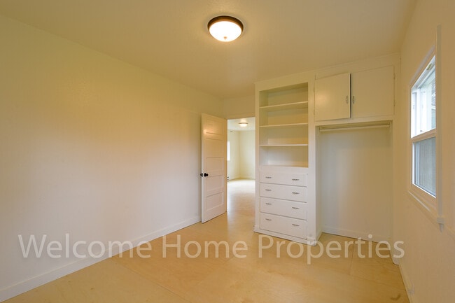 Building Photo - Recently remodeled 2 bedroom home