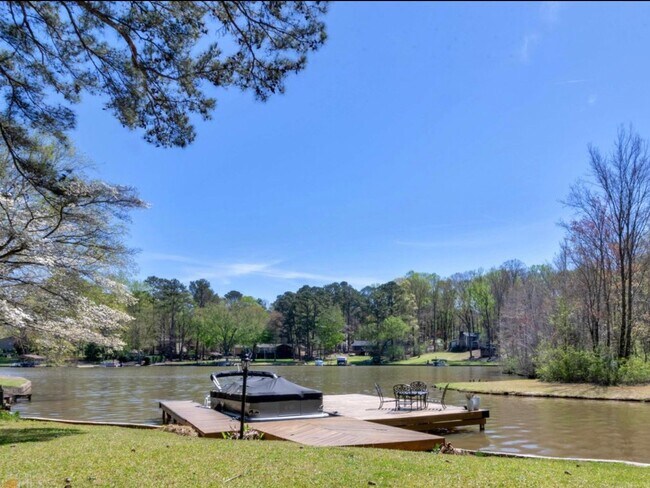 Foto del edificio - 2270 Emerald Dr